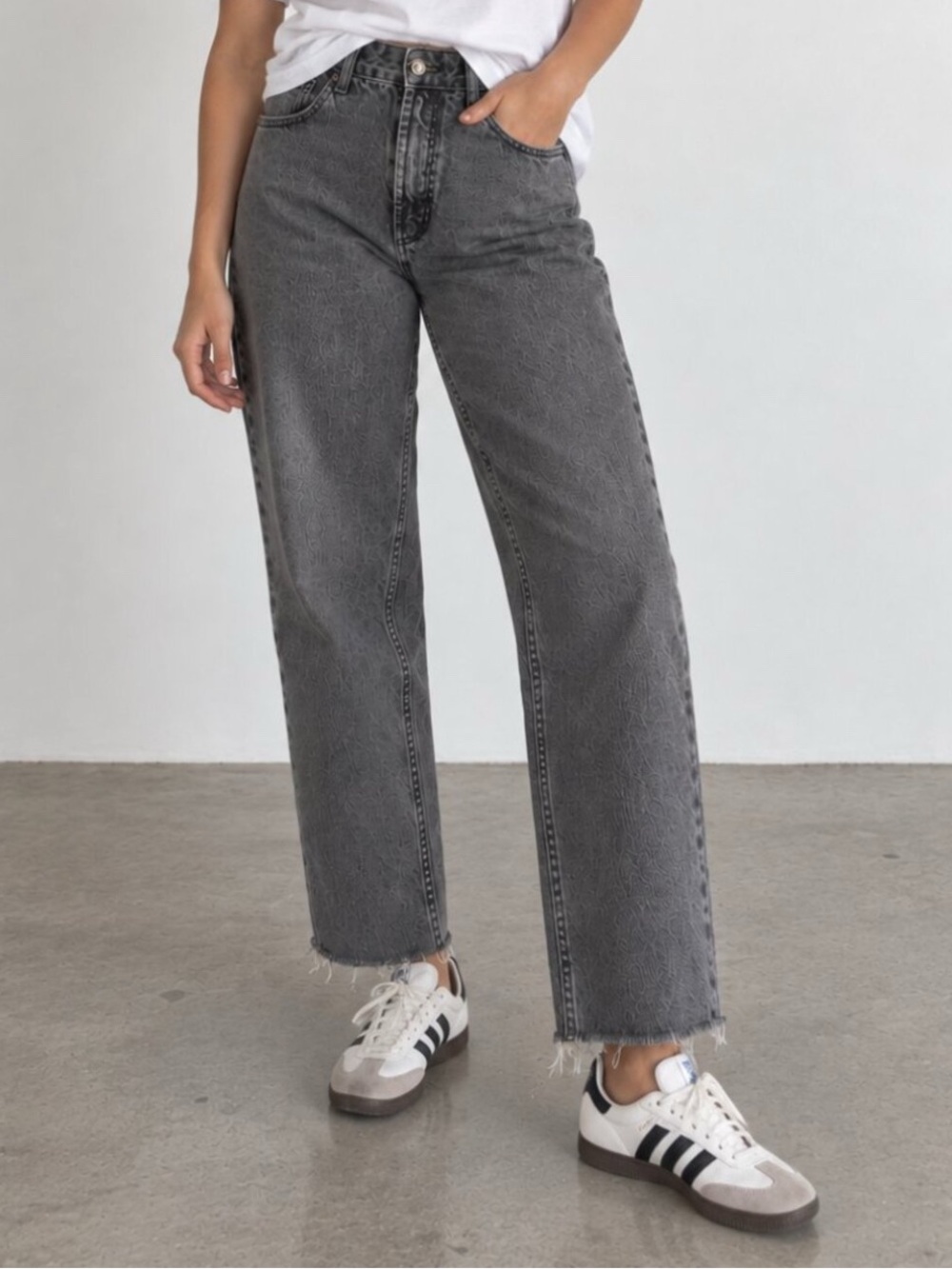 Urban Outfitters BDG High Rise Mom Jeans Faded Washed Black
Frayed Raw Hem sz 31